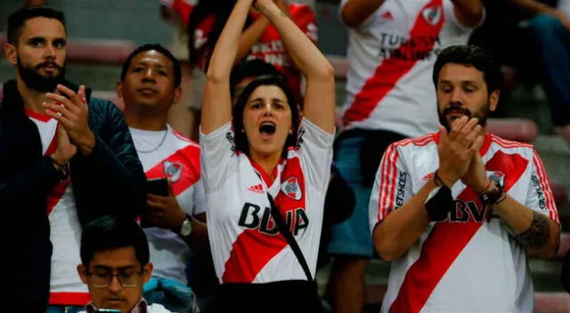 Hinchas de River Plate se hicieron sentir en el Estadio Nacional de Lima.