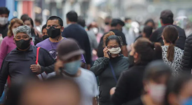 Los peruanos van más de dos años con mascarillas, tras la llegada del COVID-19 al país.