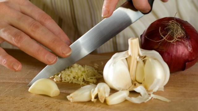 Aleja el olor del ajo en tus manos y cuchillo.