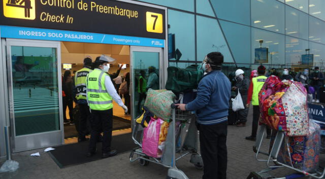 Cientos de pasajeros se quedaron varados tras la cancelación de sus vuelos.