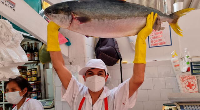 Pescados de diferentes variedades se venden este Jueves Santo.