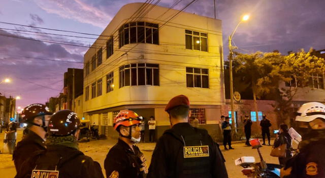 Policías resguardan la casa que fue afectada por sujetos que le lanzaron piedras y palos.