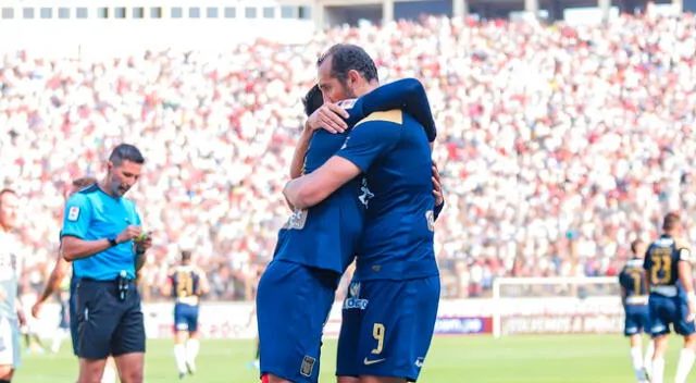 Jairo Concha y Hernán Barcos se abrazan para celebrar la goleada en el Monumental.