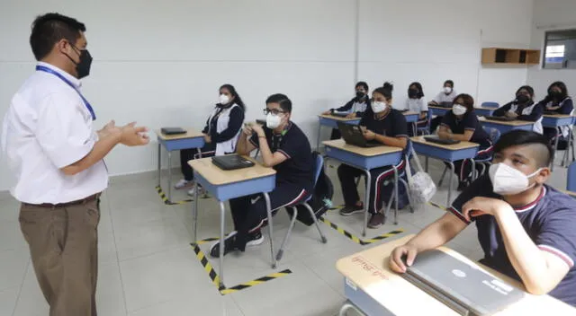 Docentes deberán contar con sus tres vacunas para eliminar el distanciamiento de un metro dentro de las aulas.