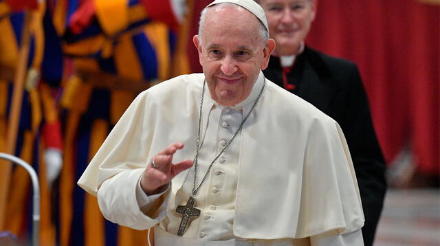 Papa Francisco instó a ellas a no criticar a las suegras en un recorrido en la plaza San Pedro. Foto: AFP/Referencial