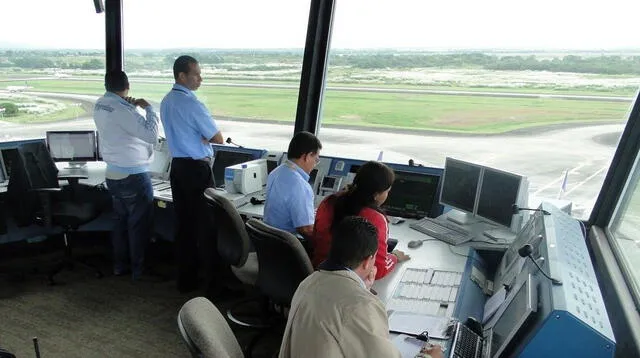 Un controlador aéreo debe dominar el idioma ingles. Foto: Andina