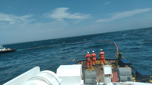 Piura: reportan derrame de petróleo en el mar de Lobitos