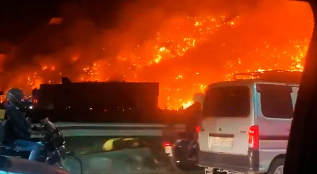 Los bomberos están tratando de sofocar un incendio en el vertedero de Bhalswa que estalló el martes 26 de abril.