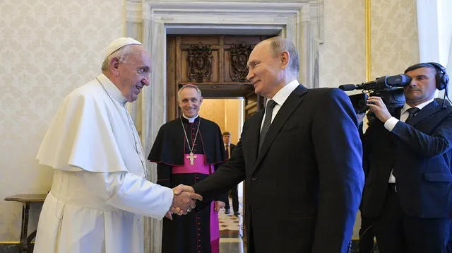 El encuentro entre el Presidente de Rusia, Vladimir Putin, y el Papa Francisco. Foto: AFP/Twitter