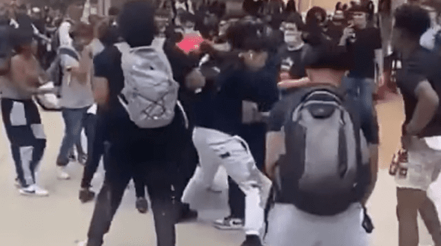 Pelea culminó con la detención del padre de familia y un menor de 15 años. Foto: New York Post