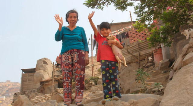 Mujer vive en un cerro de la Asociación Jesús de Nazaret, en el sector Cantoral.