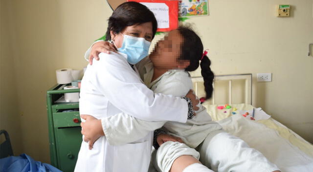 Personal de salud recibe el Día de la Madre con sus pequeños pacientes.