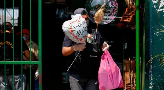 Cada segundo domingo de mayo, los peruanos salen a los mercados y centros comerciales para comprar un regalo a su mamá.