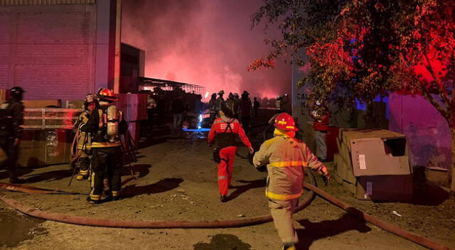 Incendio consumió varios vehículos.