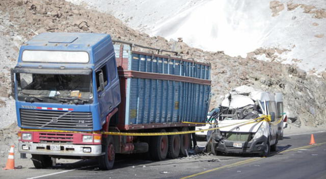 Violento accidente ocurrió en la Variante de Uchumayo. Dos personas fallecieron.