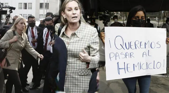 María del Carmen Alva renegó con periodistas en las afueras del Congreso.