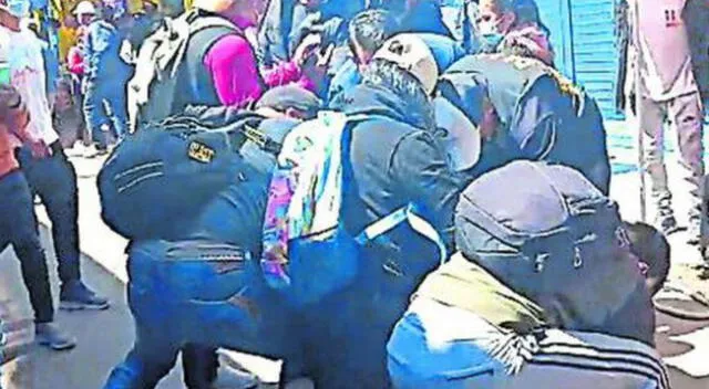 Huancayo: comerciantes se enfrentan a golpes a PNP para evitar decomiso de celulares