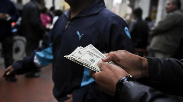Conoce cuál es el precio del dólar en Perú hoy, domingo 15 de mayo de 2022. Foto: AFP