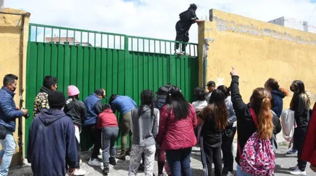 Padres de familia piden sanciones para la institución educativa pues pone en riesgo a sus hijos.