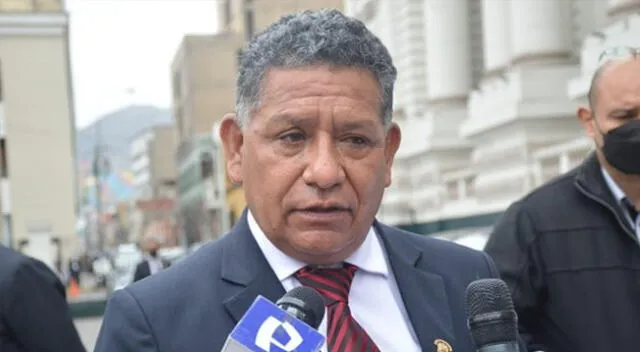 Esdras Medina hyabría plagiado su tesis de maestría.