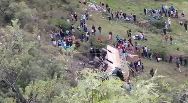 Bus cae a abismo dejando 11 fallecidos en Ancash