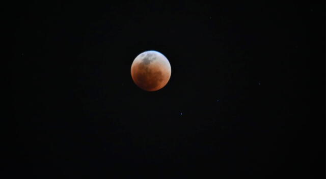 Eclipse lunar visto desde el distrito de Comas, el domingo 15 de mayo de 2022.