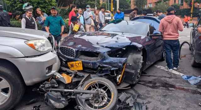 El abogado estrelló su auto de lujo contra la moto de los asaltantes.