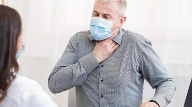 La tos es uno de los síntomas que manifiesta una persona con COVID-19.