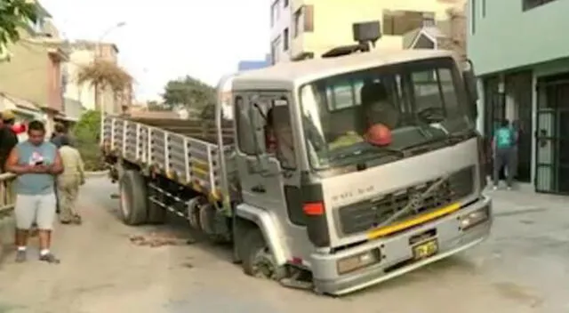 SMP: camiones se hunden y quedan atrapados en la pista por filtración de agua [VIDEO]