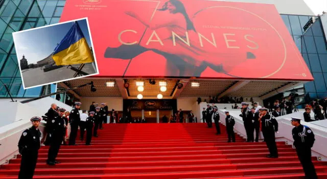 Mujer aparece en el red carpet para protestar contra la guerra.