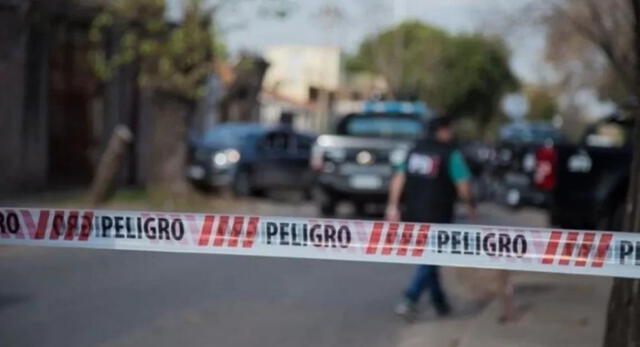 Un policía en Argentina fue interceptado por dos sujetos en la puerta de su casa con arma.