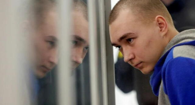 Vadim Shishimarin escucha a su traductora durante el juicio en Ucrania. Foto: Natacha Pisarenko/AP