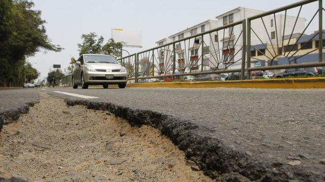 Pistas con hueco ponen en riesgo a conductores en Chorrillos