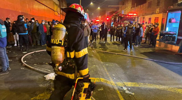 Incendio en Cercado de Lima consume cinco puestos de zapatillas.