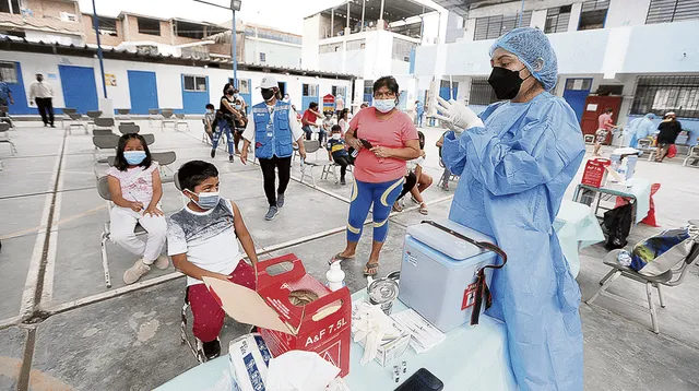 Dosis. Nivel de vacunación en niños es menor al 40%. Expertos dicen que se les debe priorizar. Foto: difusión.