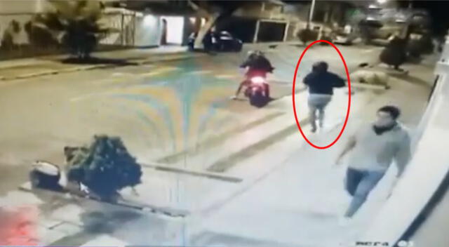 Delincuente corriendo hacia la moto de su cómplice para huir del lugar