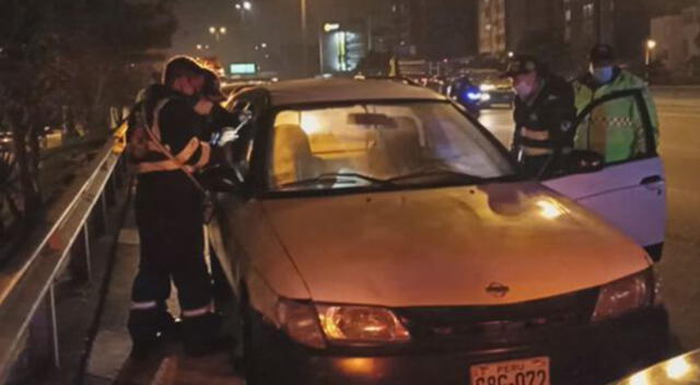 Hallan el cadáver de un taxista dentro de su auto en Surco.