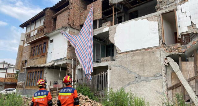 Equipos de rescate llegan a la provincia de Sichuan, zona afectada por sismo en el suroeste de China.