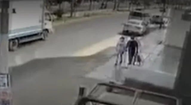 SMP: cámaras de seguridad captan momento en que niño cruzó pista y falleció atropellado por camión [VIDEO]