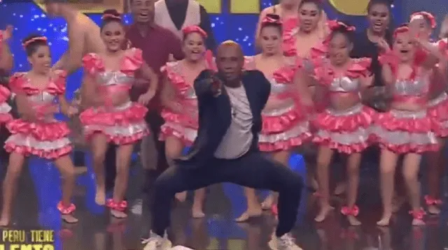 Cuto Guadalupe baila música afroperuana.