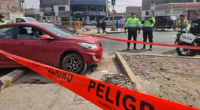 Carabayllo: auto que invade paradero atropella y mata a un jalador y otro termina herido de gravedad [VIDEO]