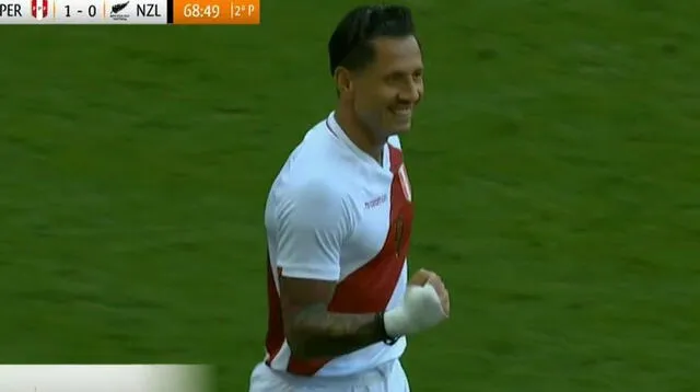 Gianluca Lapadula anota el 1-0 para Perú ante Nueva Zelanda.