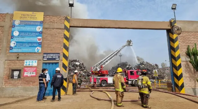 Huachipa: incendio código 3 consume almacenamiento de chatarra [VIDEO]