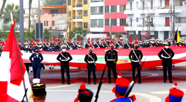 La bandera del Perú tuvo cuatro diseños en su historia.