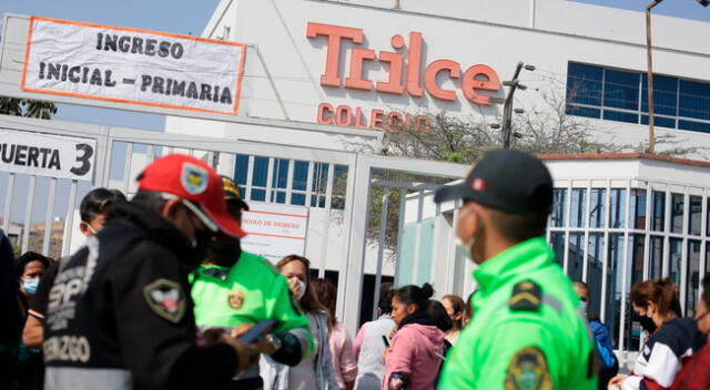 La mujer fue recibida por las autoridades de la institución educativa, quienes la tranquilizaron y la llevaron donde su hijo.