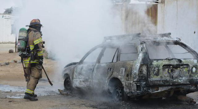 La Libertad: delincuentes queman auto porque víctima no quiso pagarles un “cupo”
