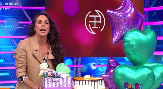 Rebeca Escribens se adelanta a su cumpleaños y lo celebra junto a su equipo.