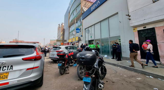 Asalto dejó consternados a los clientes del banco, quienes fueron despojados de sus pertenencias.