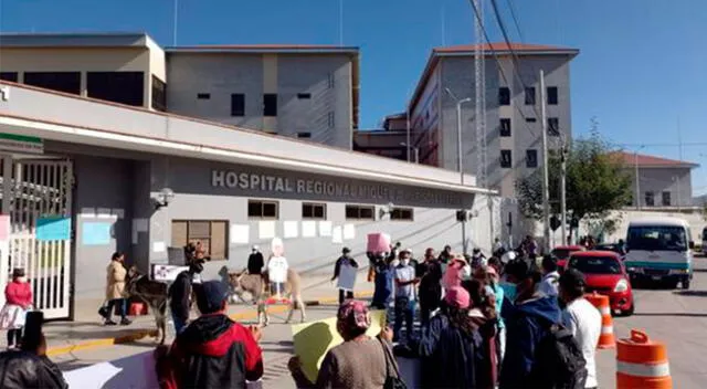 Ayacucho: pasean en burros los rostros del director de hospital y del gobernador regional