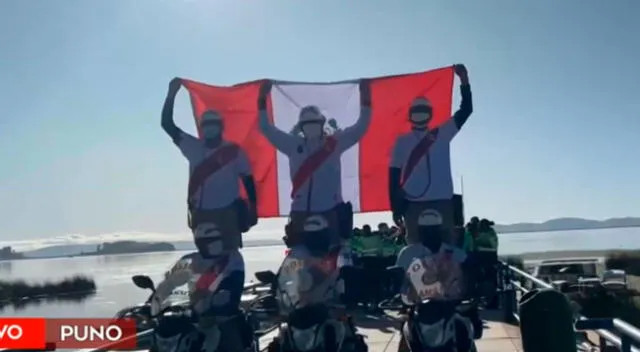 La Policía Nacional viene alentando a la Selección Peruana desde el lago Titicaca, en Puno.